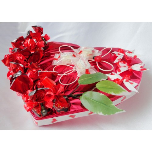 Meilės širdis 2 - saldainių kompozija Skanios gėlės